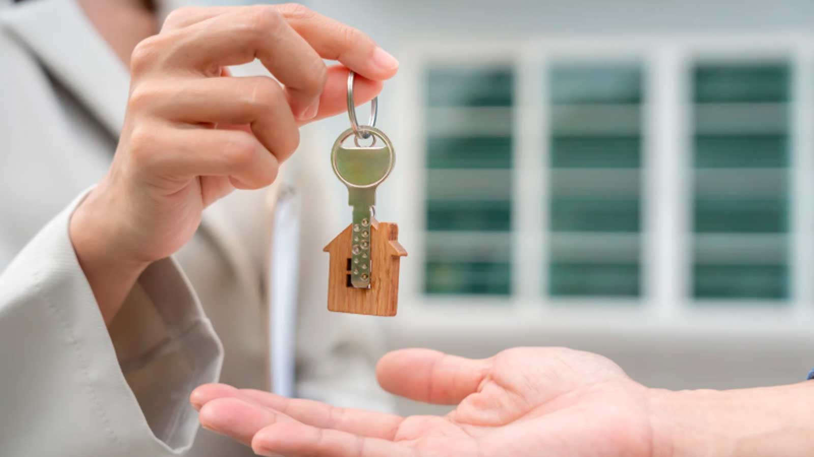 Entrega de llaves de una vivienda de alquiler