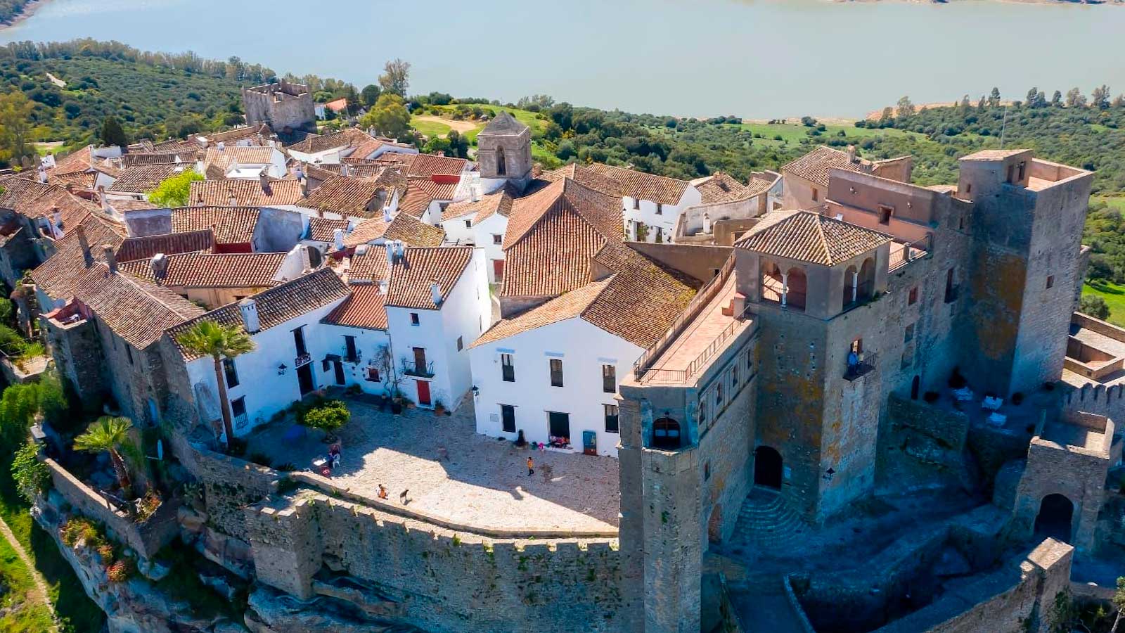 Vista panorámica del castillo medieval de Castellar de la Frontera, en Cádiz, uno de los pueblos con encanto de Andalucía.