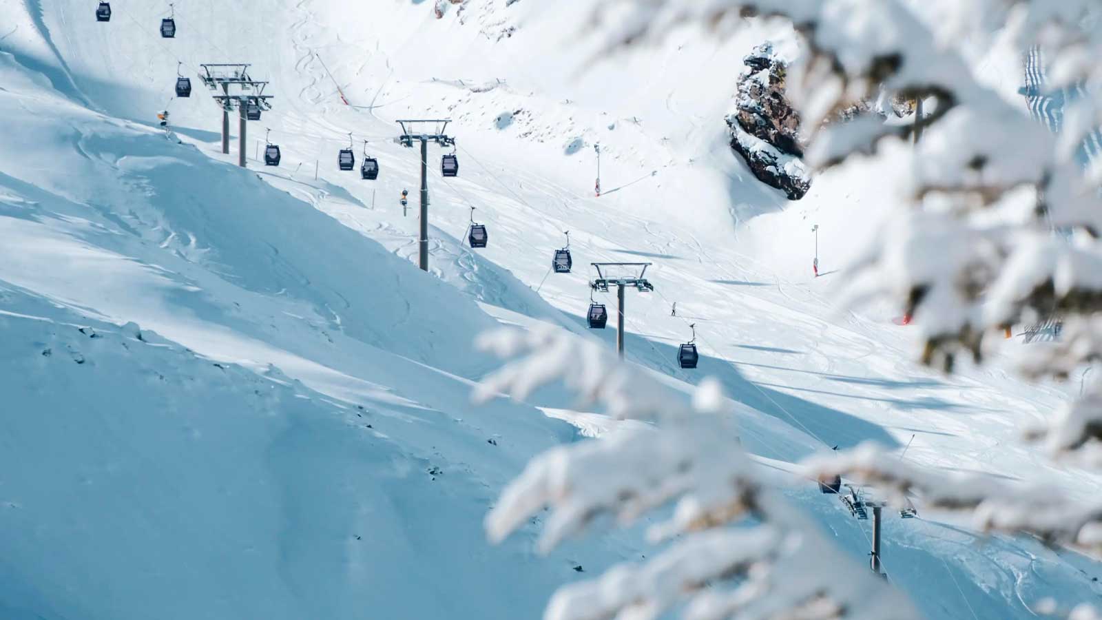 Pistas de esquí y remontes de Sierra Nevada, donde se ofrecen forfaits con un 20% de descuento.