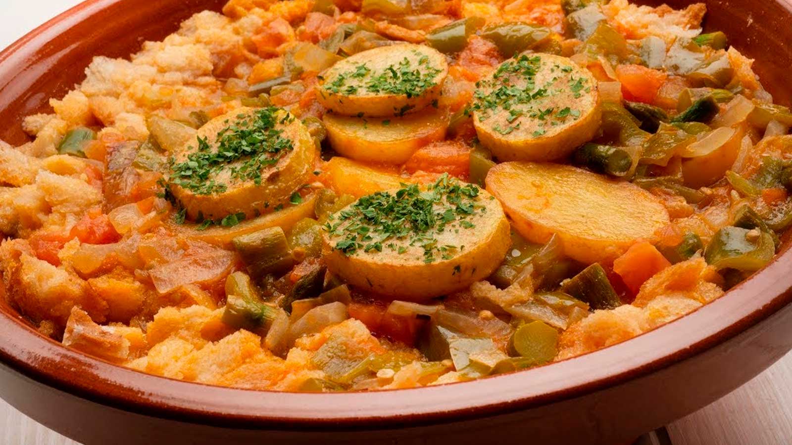 Sopas perotas de Álora elaboradas con pan del día anterior, patatas y verduras en una cazuela de barro.