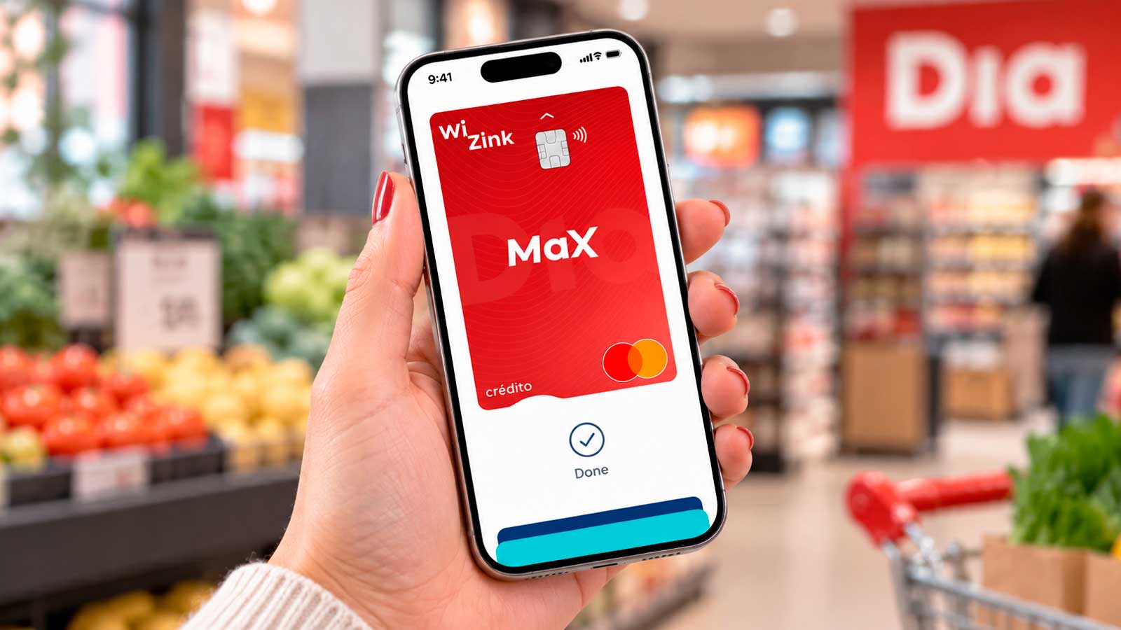 Mujer consulta la tarjeta MaX Dia de WiZink en un supermercado Dia