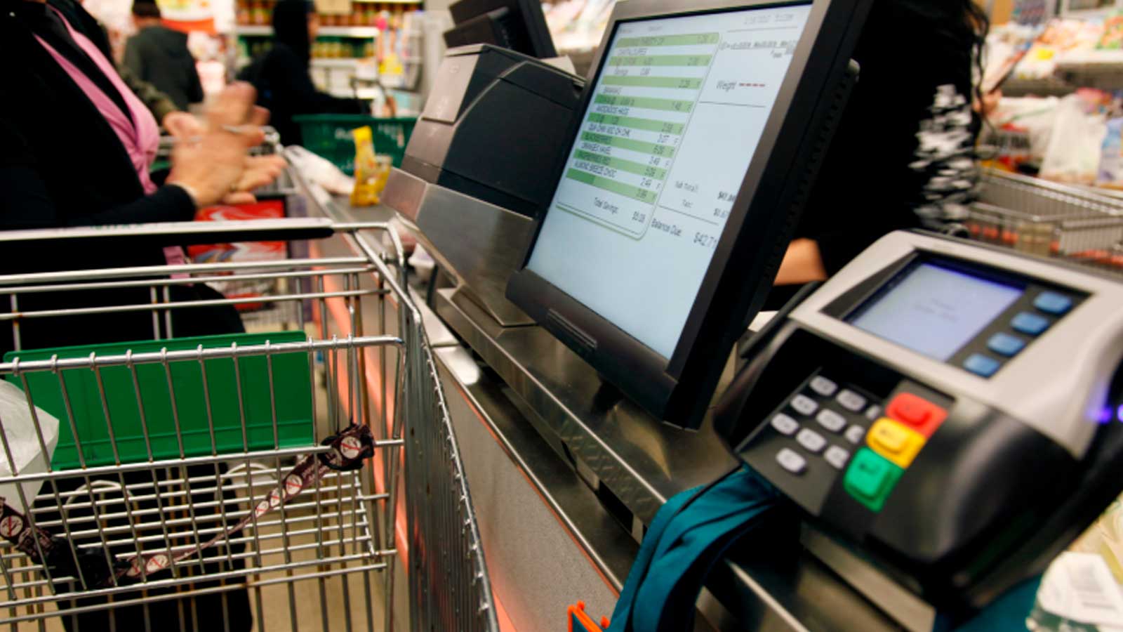 Caja de un supermercado con un terminal de pago donde se pueden utilizar las tarjetas monedero para comprar alimentos.