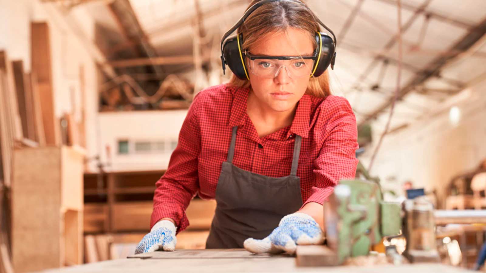 Trabajadora en una empresa tras realizar prácticas EPES del SAE