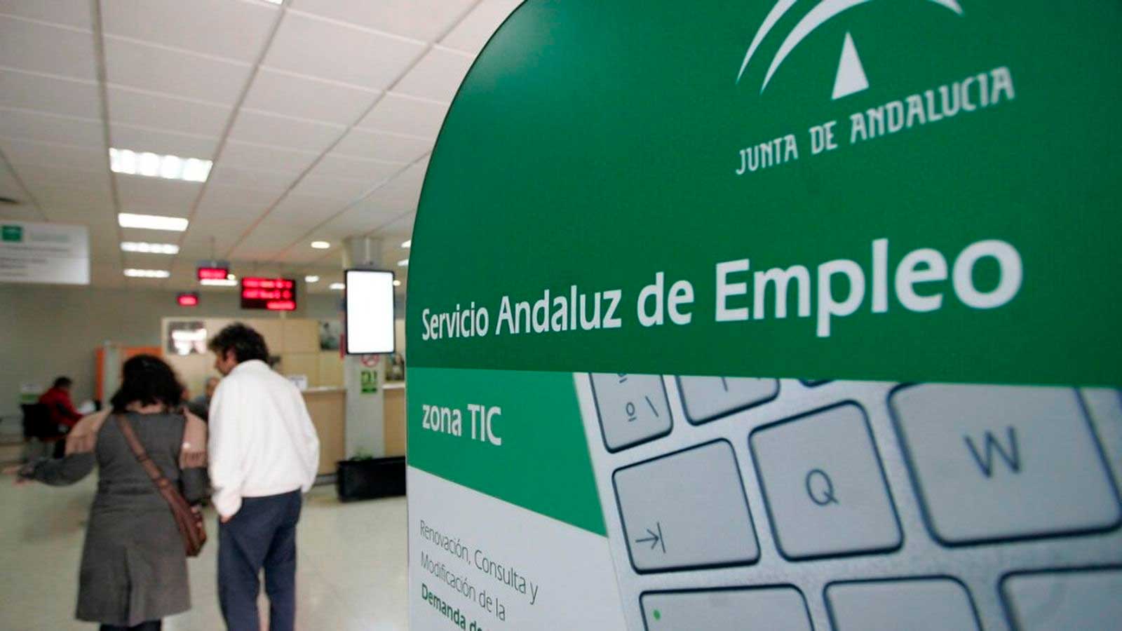 Interior de una oficina del Servicio Andaluz de Empleo (SAE), organismo afectado por una sentencia del TSJA sobre una indemnización laboral.